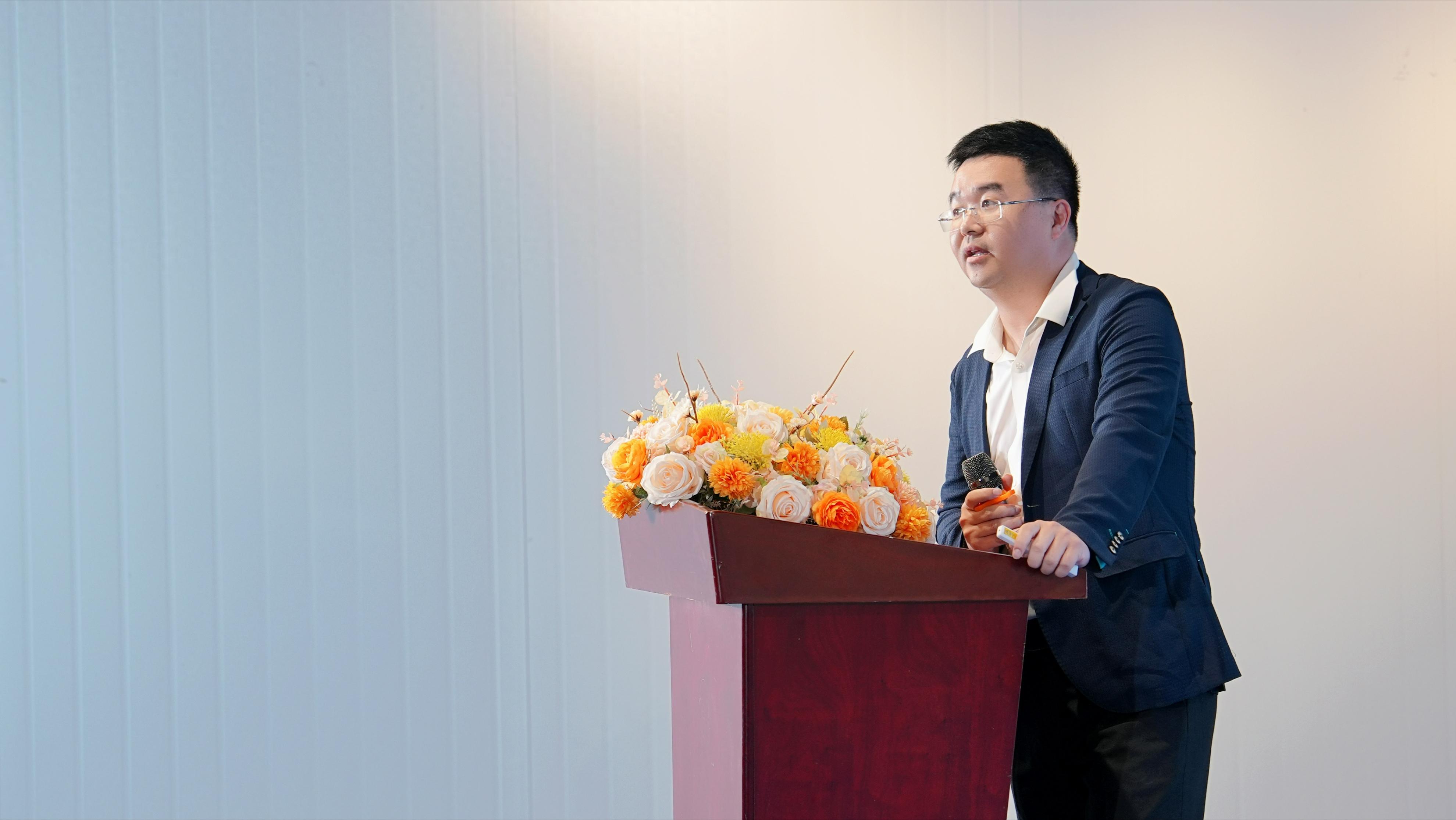 东正烽与麦科特集团签署合作仪式